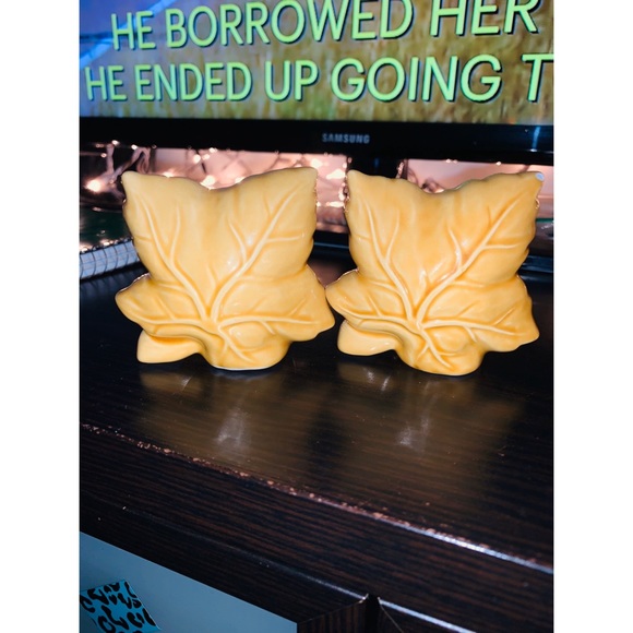 Yellow Leaf Salt & Pepper Shakers 🍁 - Picture 3 of 9